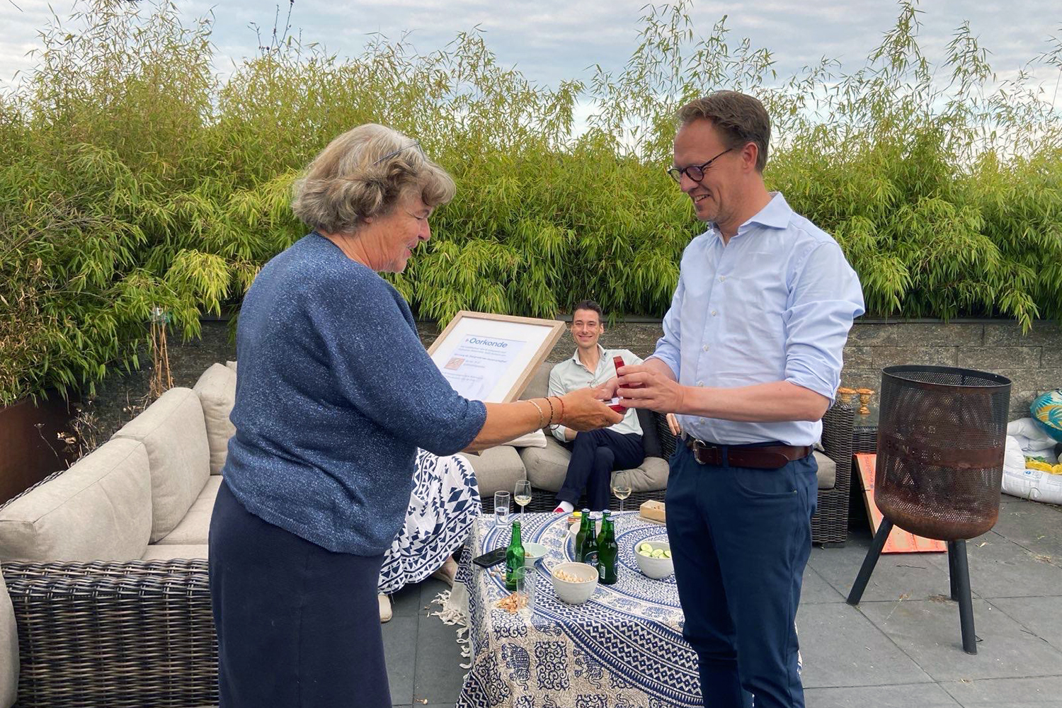 Margreet van Gastel ontvangt D.U. Stikkerplaquette